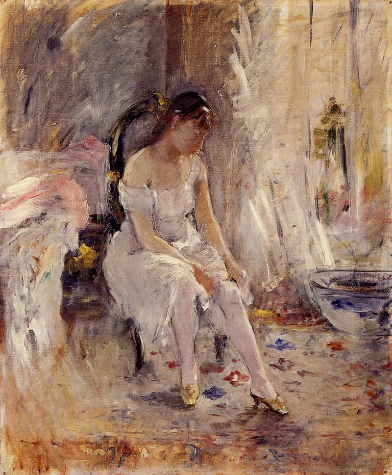 Giovane donna che si mette le calze